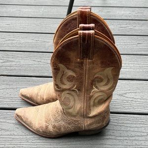 Women’s tan cowgirl Justin Boots. Genuine sturdy tough leather. Size 7